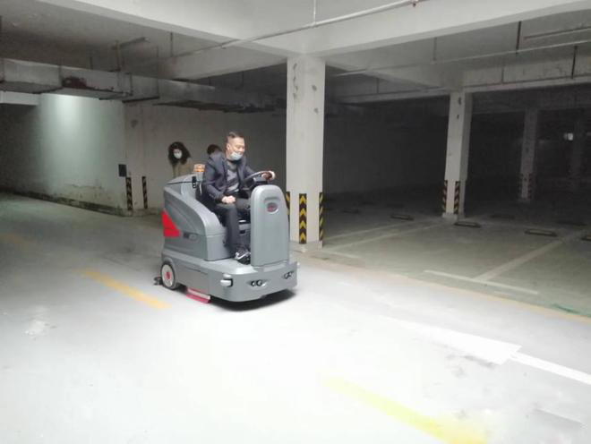 揭阳小区物业保洁不用人力改用驾驶式洗地机了